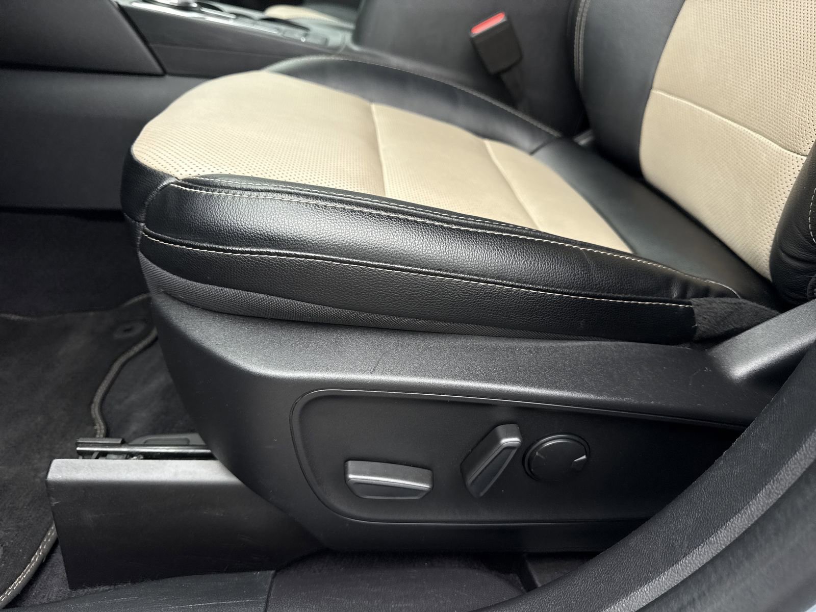 Used 2022 Ford Escape Titanium w/ Titanium Premium Package FWD image 20