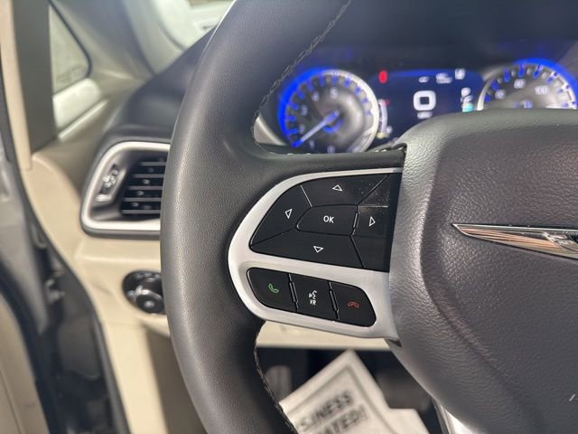 Used 2023 Chrysler Pacifica Touring-L image 36