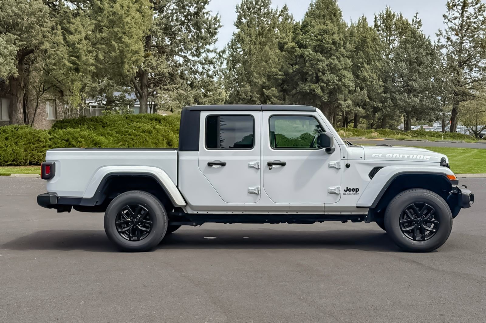 Used 2022 Jeep Gladiator Sport AWD/4WD image 3
