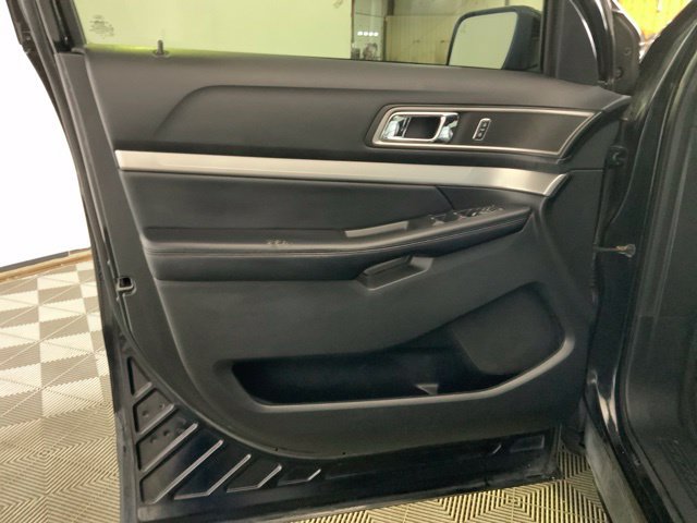 Used 2017 Ford Explorer XLT w/ Equipment Group 202A AWD/4WD image 17
