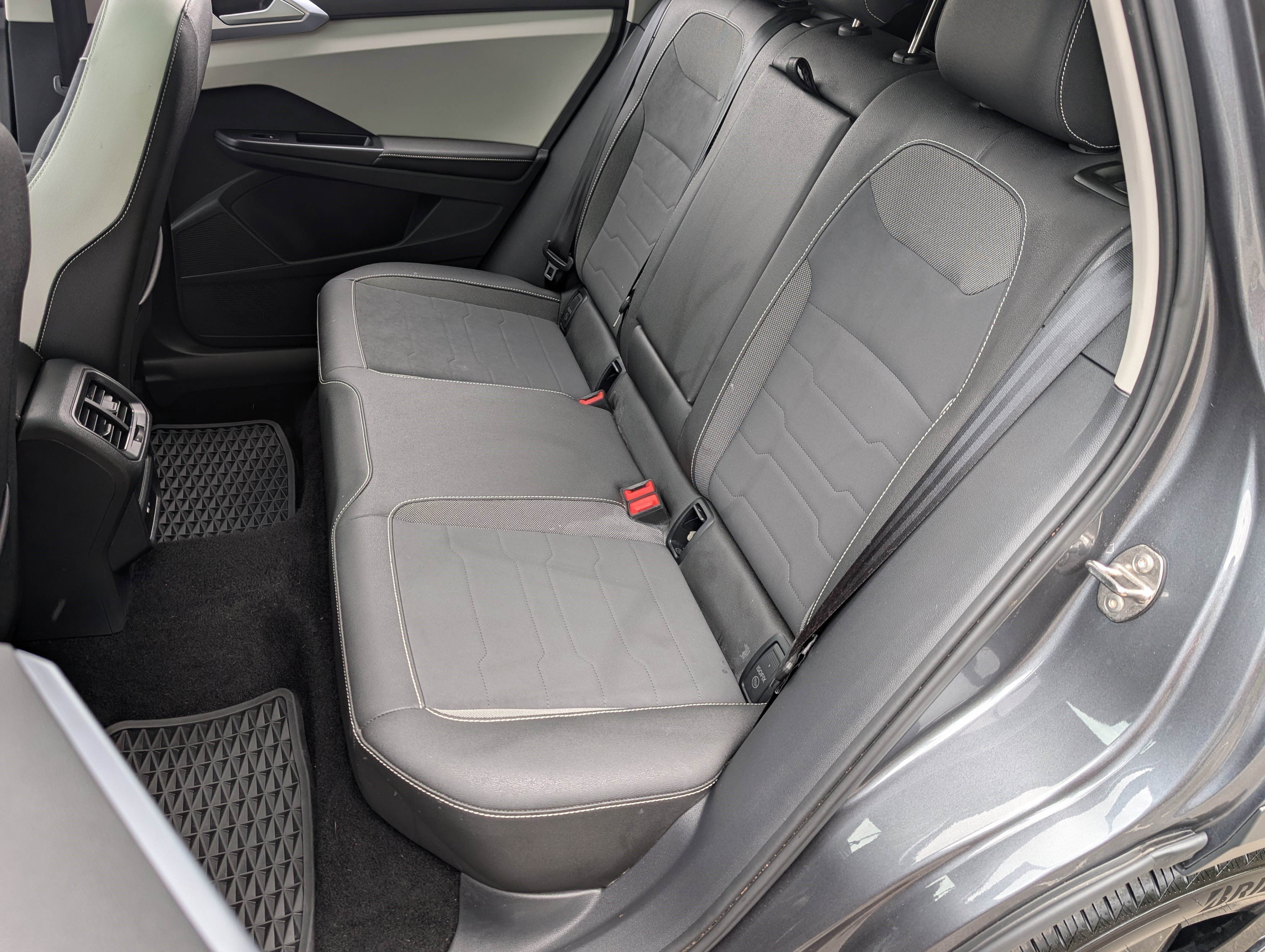 Used 2025 Volkswagen Taos SE w/ Panoramic Sunroof Package FWD image 18
