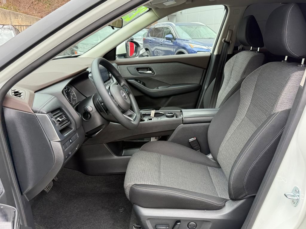 Used 2023 Nissan Rogue SV AWD/4WD image 17