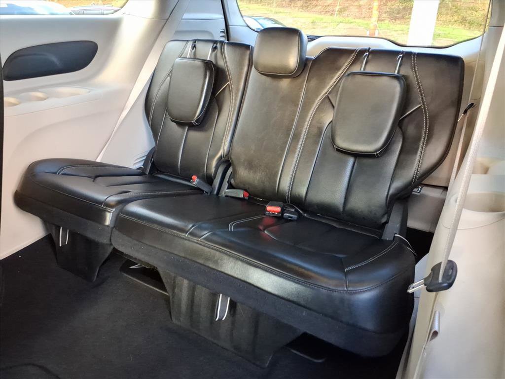 Used 2023 Chrysler Pacifica Touring-L image 9