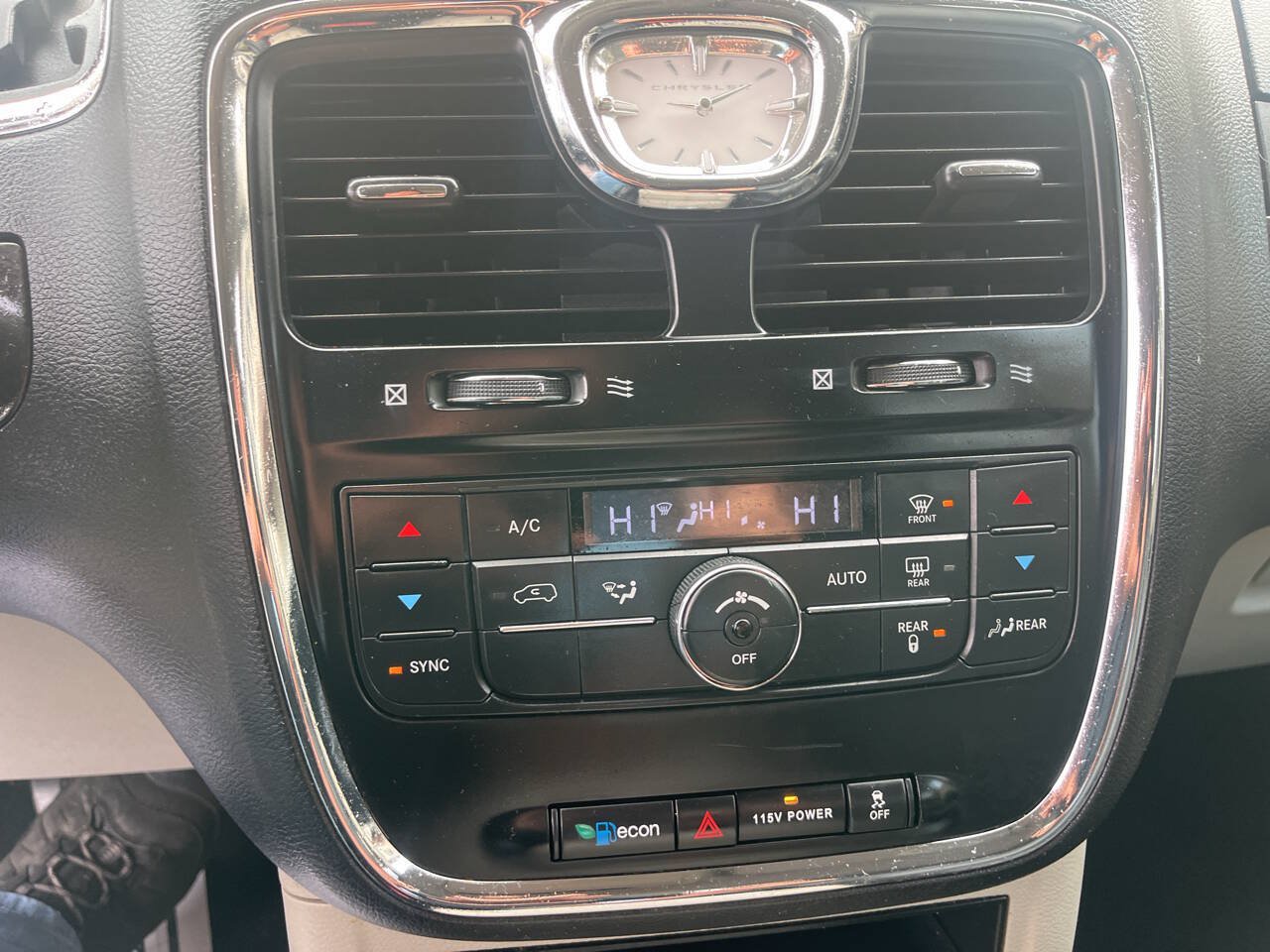 Used 2015 Chrysler Town & Country Touring FWD image 18