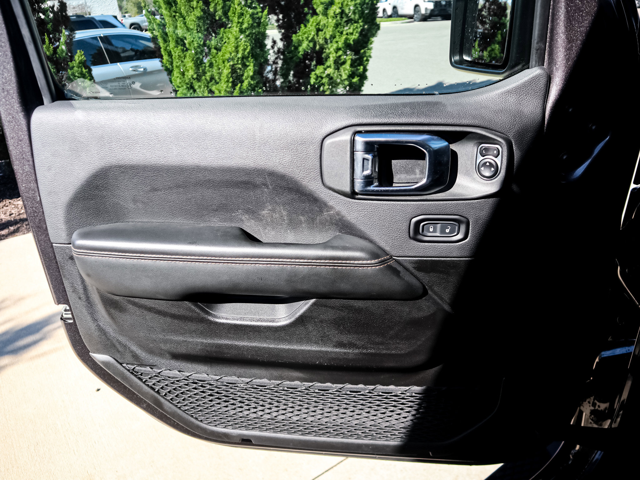 Used 2025 Jeep Wrangler Sahara image 14