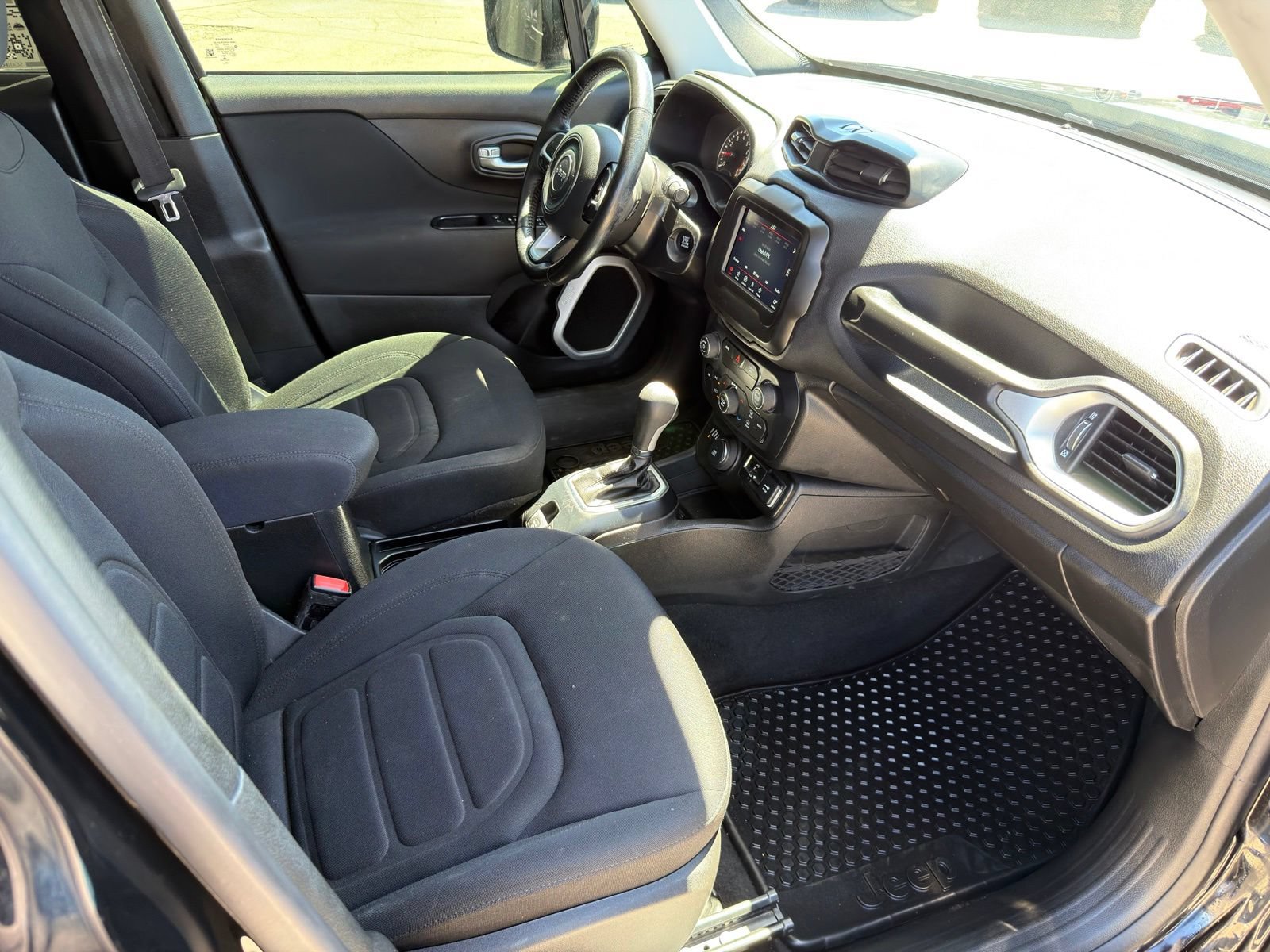 Used 2018 Jeep Renegade Latitude w/ Cold Weather Group AWD/4WD image 31