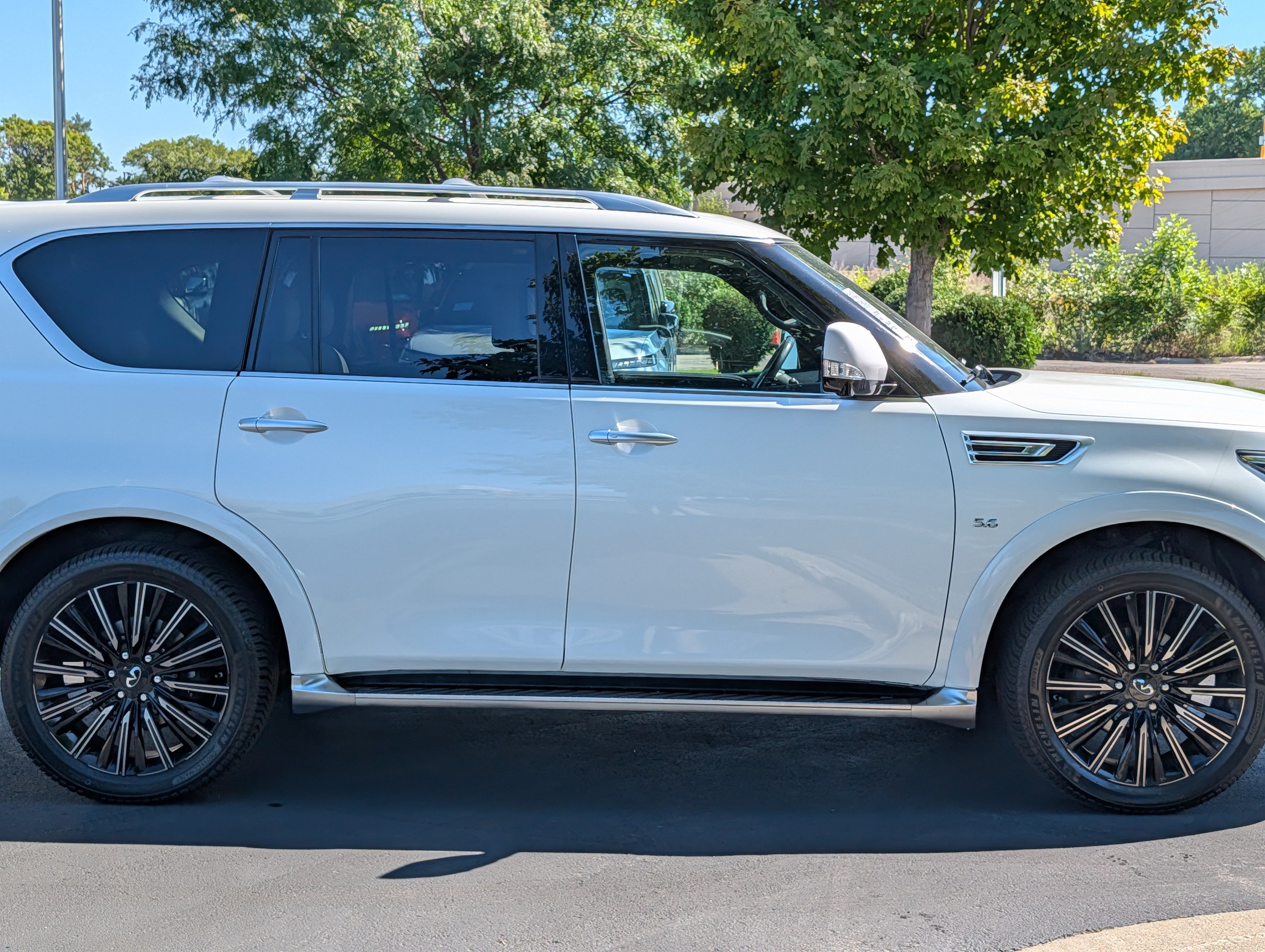 Used 2019 INFINITI QX80 Limited w/ All-Season Package AWD/4WD image 8