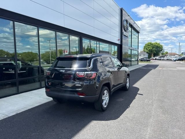 Used 2022 Jeep Compass Latitude w/ Convenience Group AWD/4WD image 3