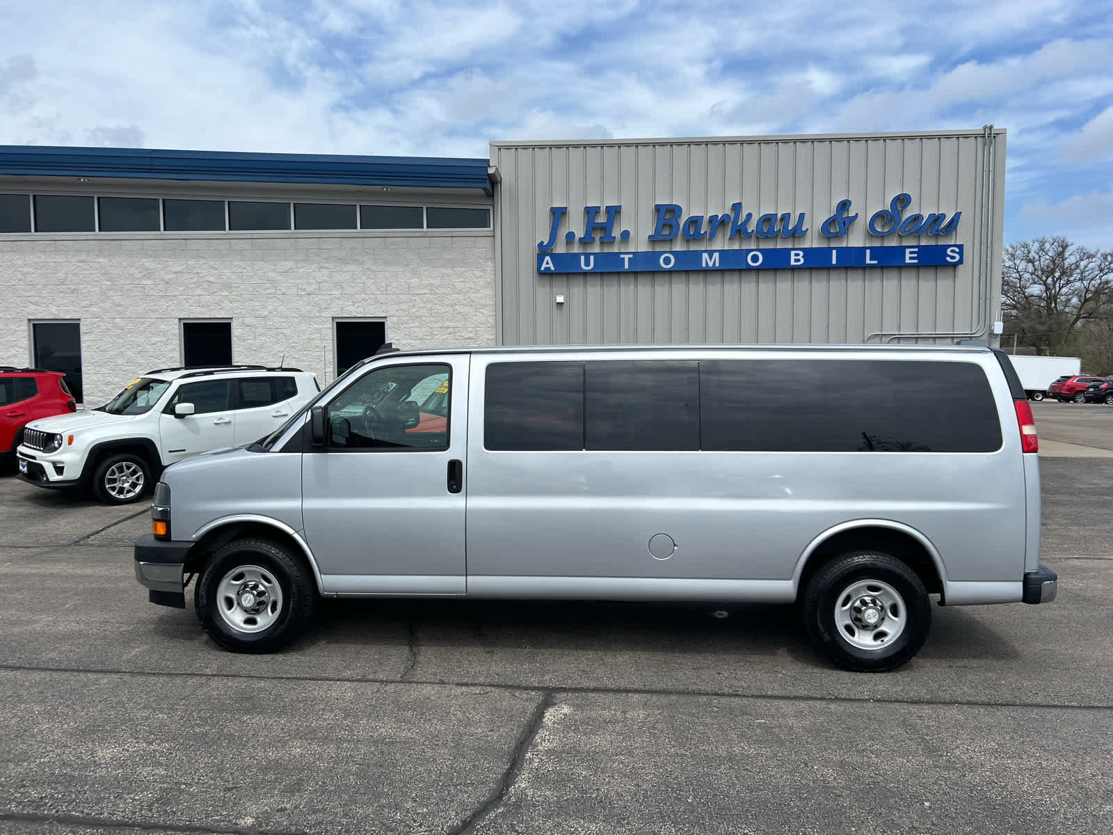 Used 2017 Chevrolet Express 3500 LT w/ LT Preferred Equipment Group RWD image 6