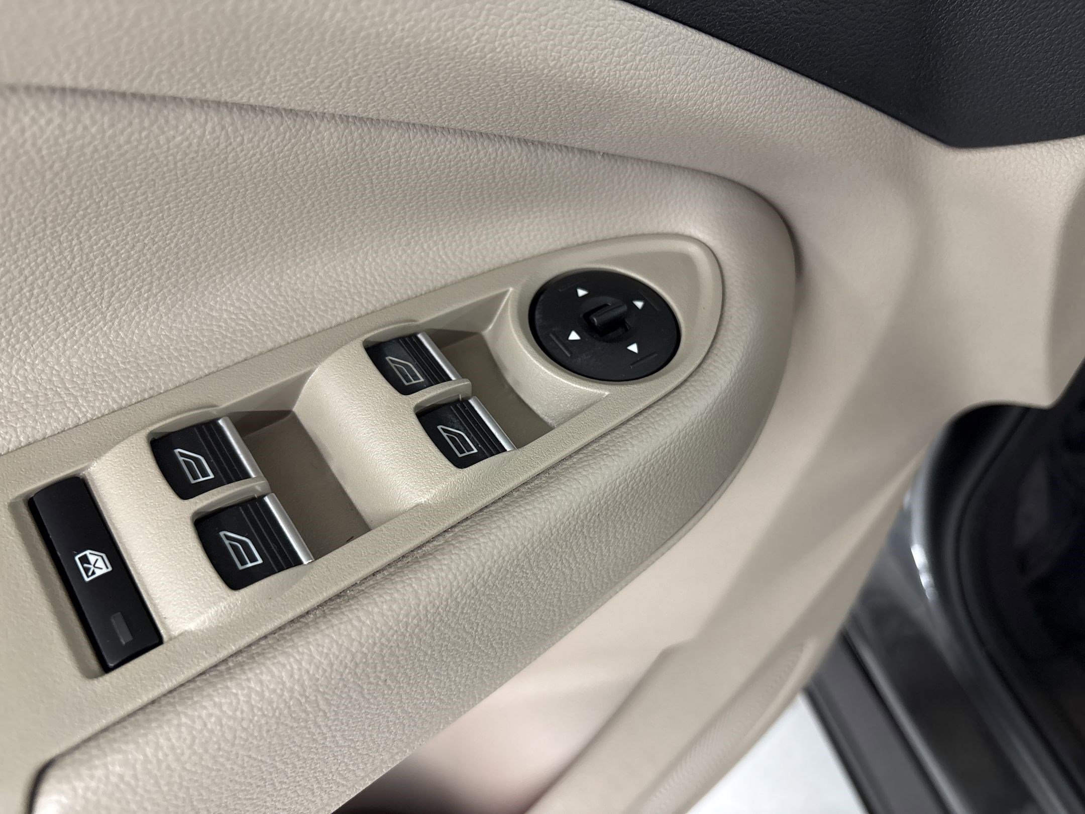 Used 2018 Ford Escape Titanium FWD image 13