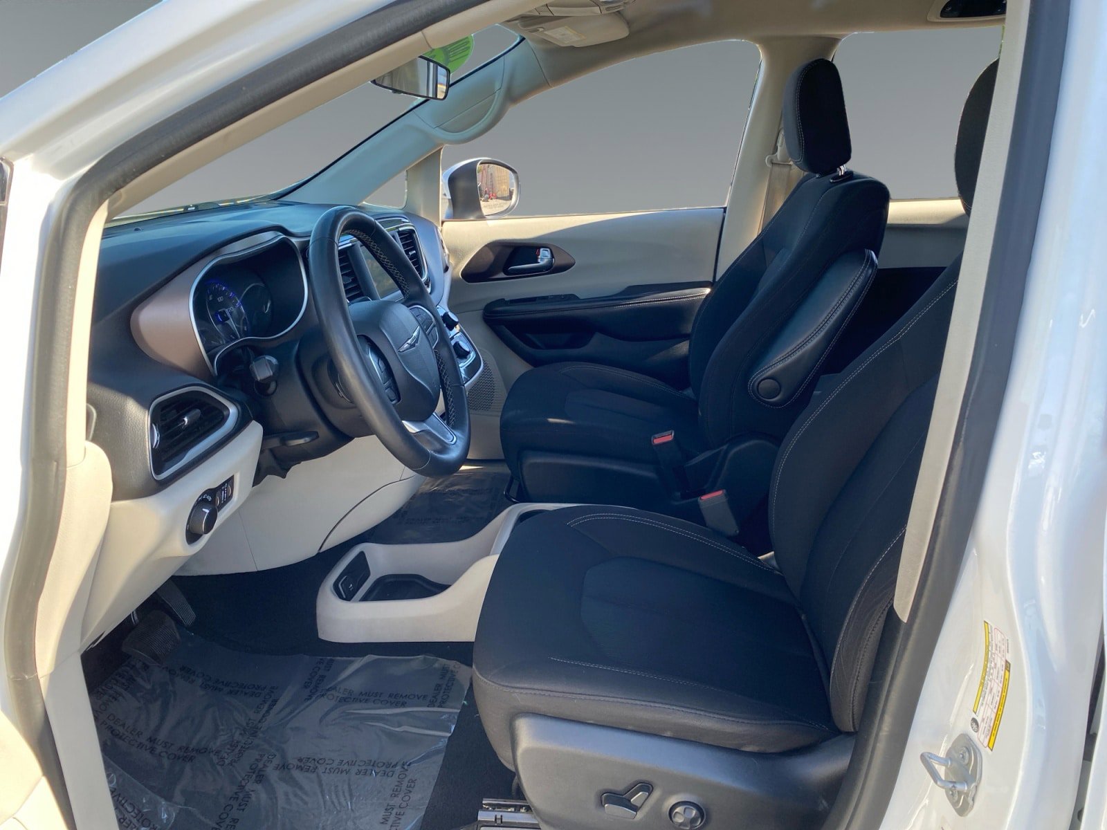 Used 2022 Chrysler Voyager LX image 9