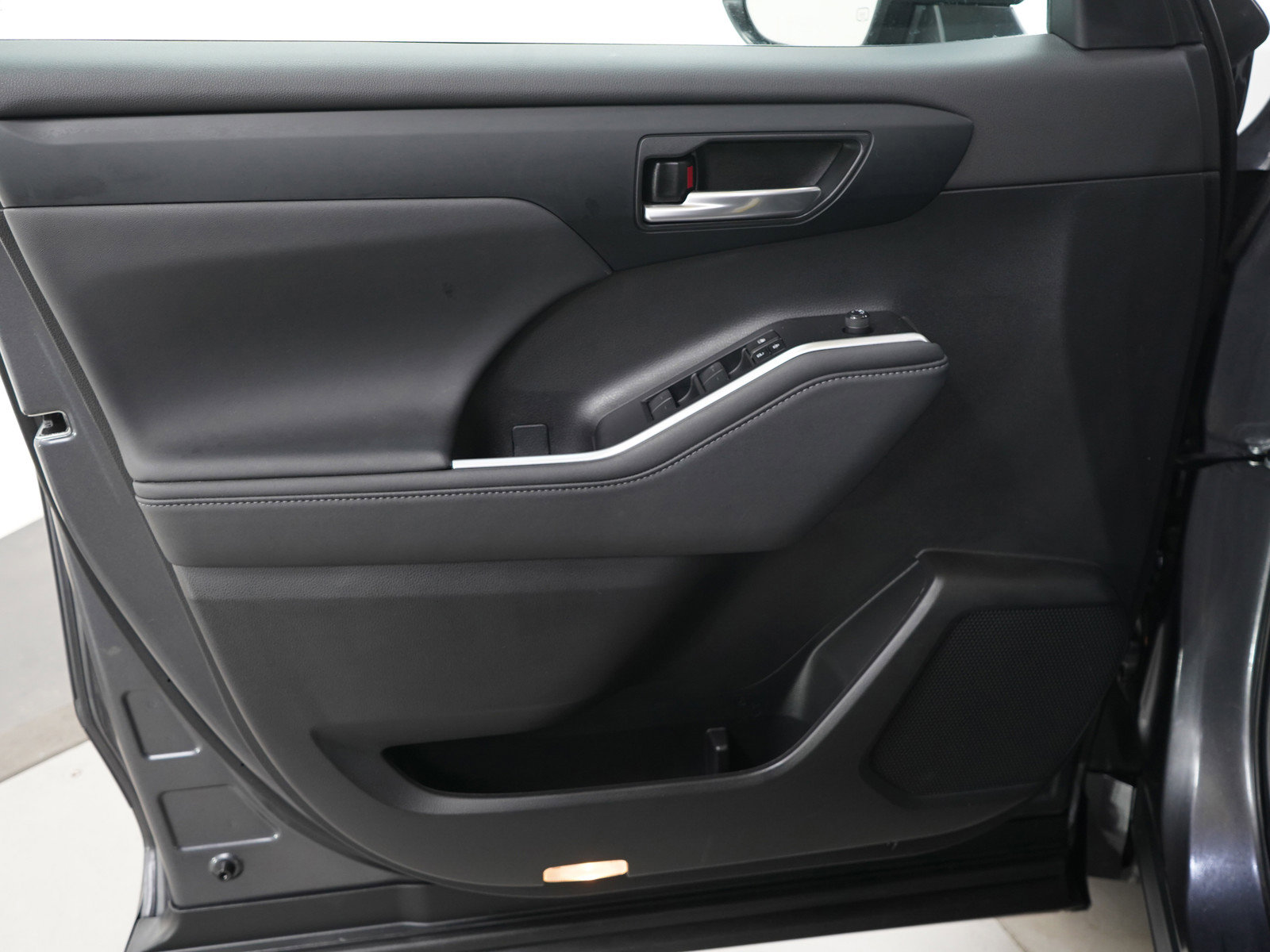 Used 2023 Toyota Highlander XLE image 23