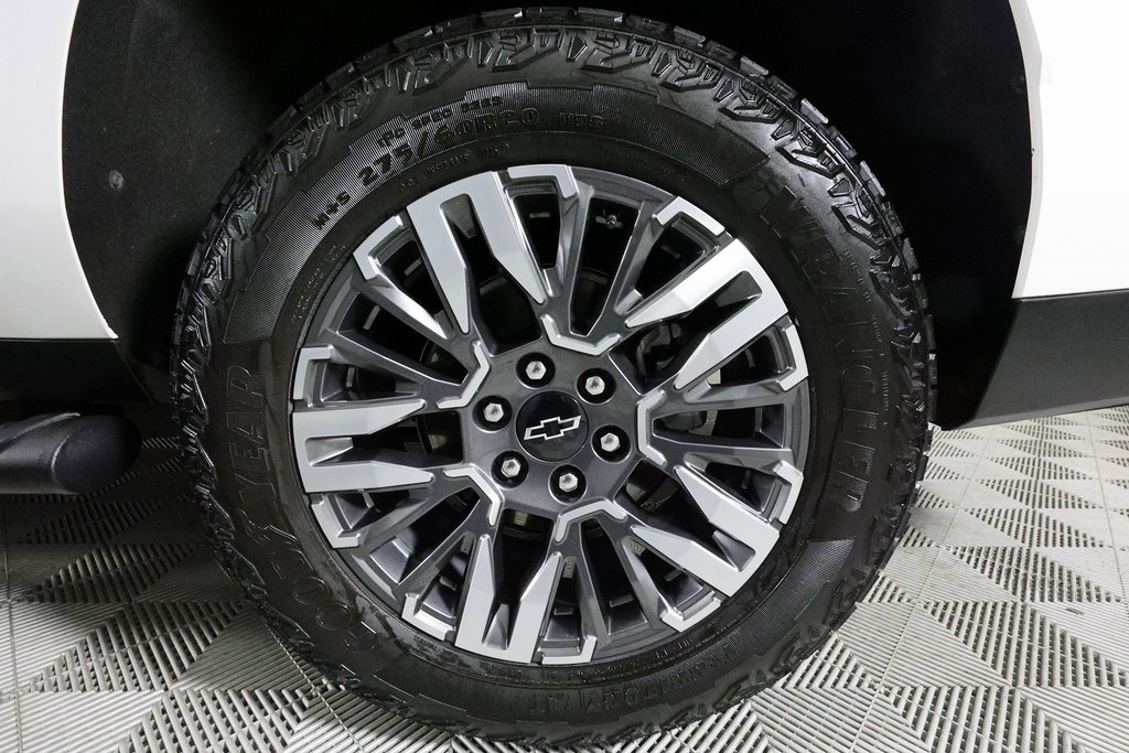 Used 2025 Chevrolet Suburban Z71 w/ Comfort Package image 49