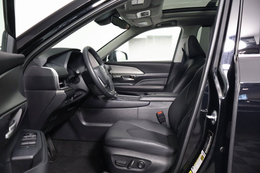 Used 2025 Toyota Grand Highlander XLE FWD image 10