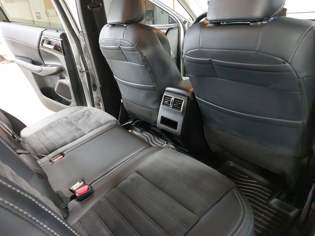 Used 2024 Mitsubishi Outlander SE image 11