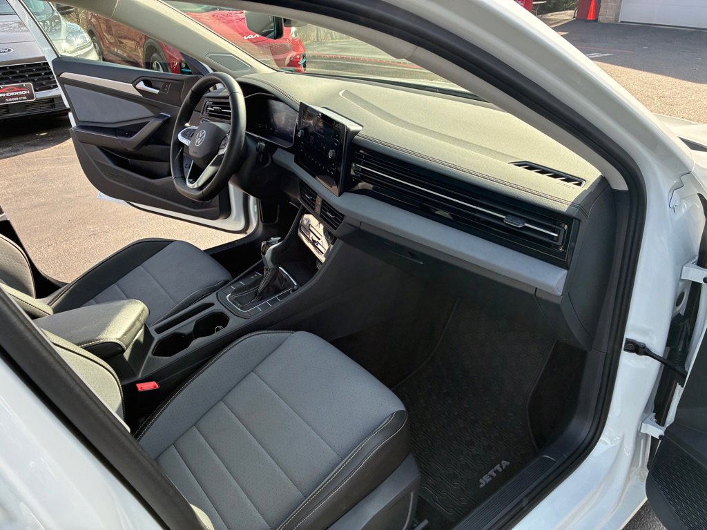 Used 2025 Volkswagen Jetta SE w/ Sunroof Package image 21