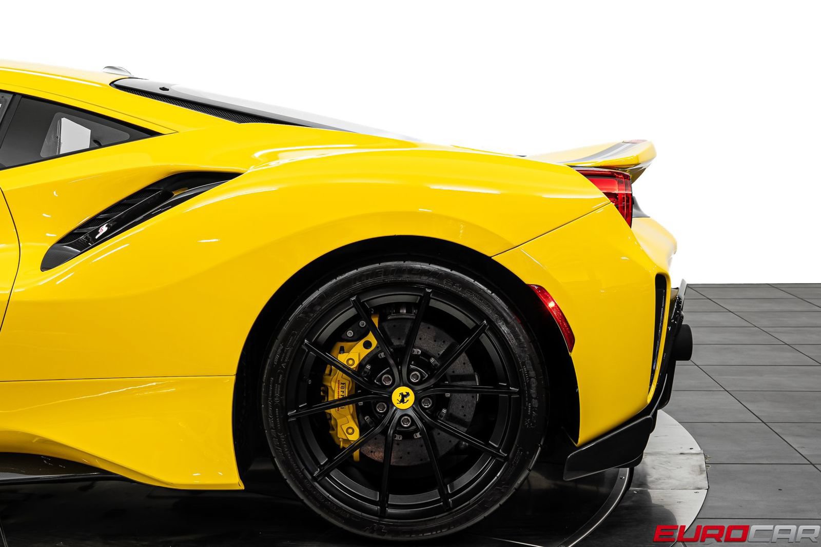 Used 2020 Ferrari 488 Pista Coupe RWD image 23