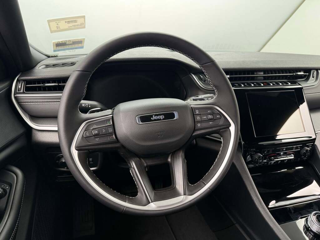 New 2025 Jeep Grand Cherokee Altitude image 22