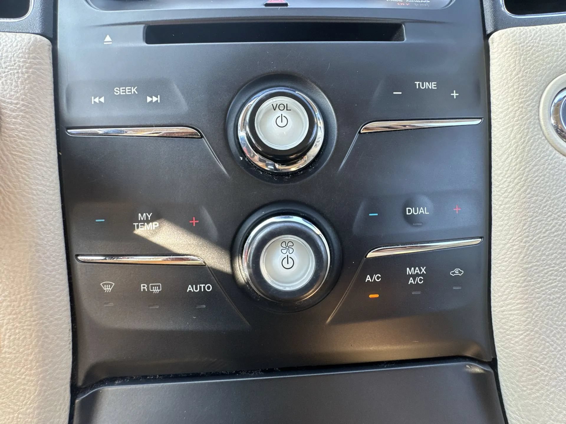 Used 2014 Ford Taurus SEL w/ Equipment Group 201A FWD image 17