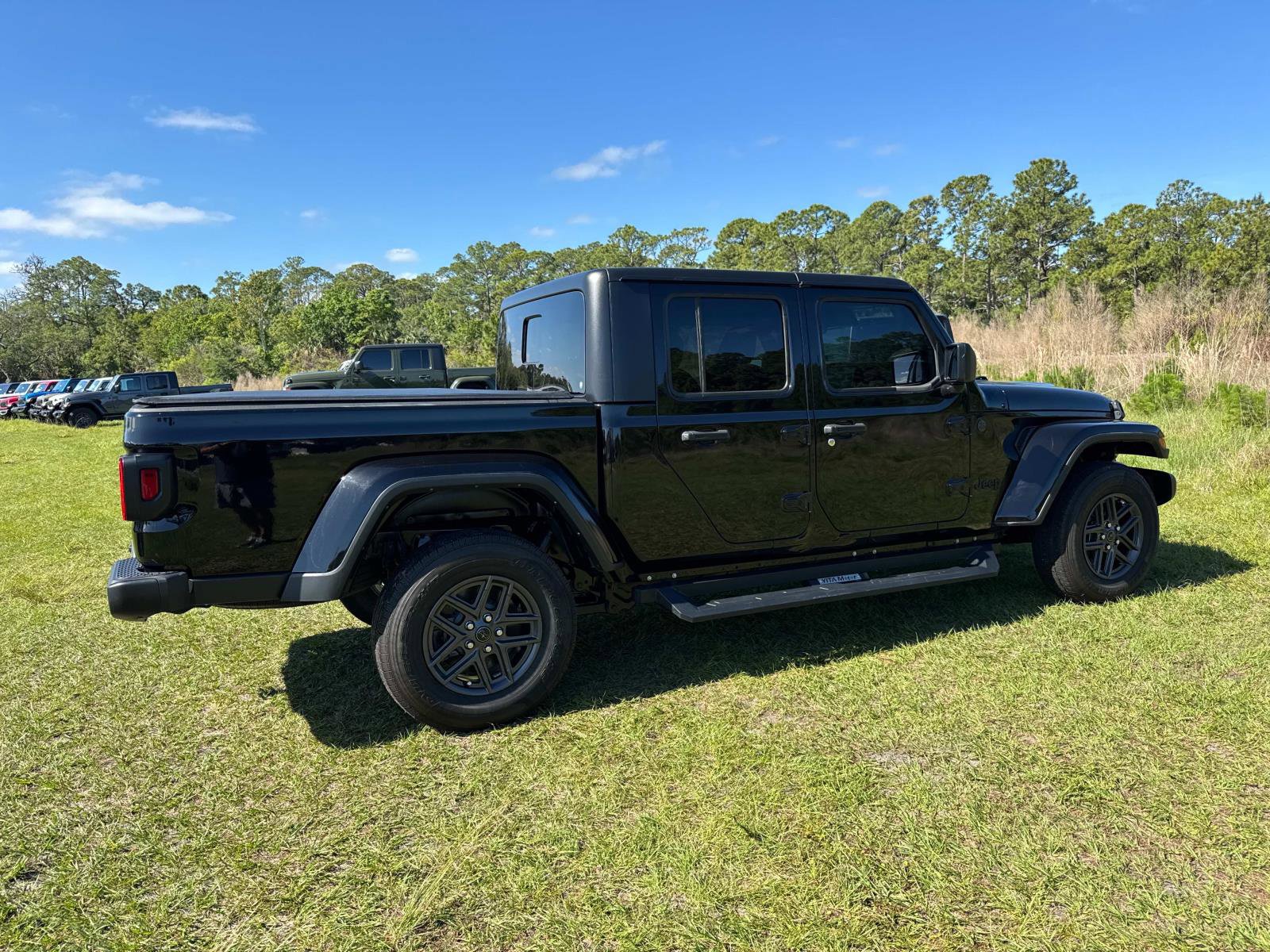 Certified 2024 Jeep Gladiator Sport AWD/4WD image 3