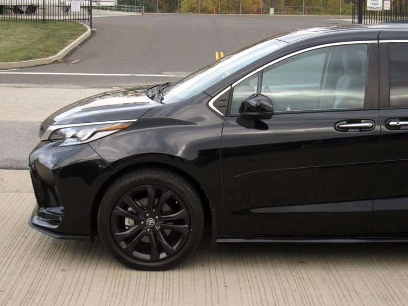 Used 2023 Toyota Sienna XSE image 7