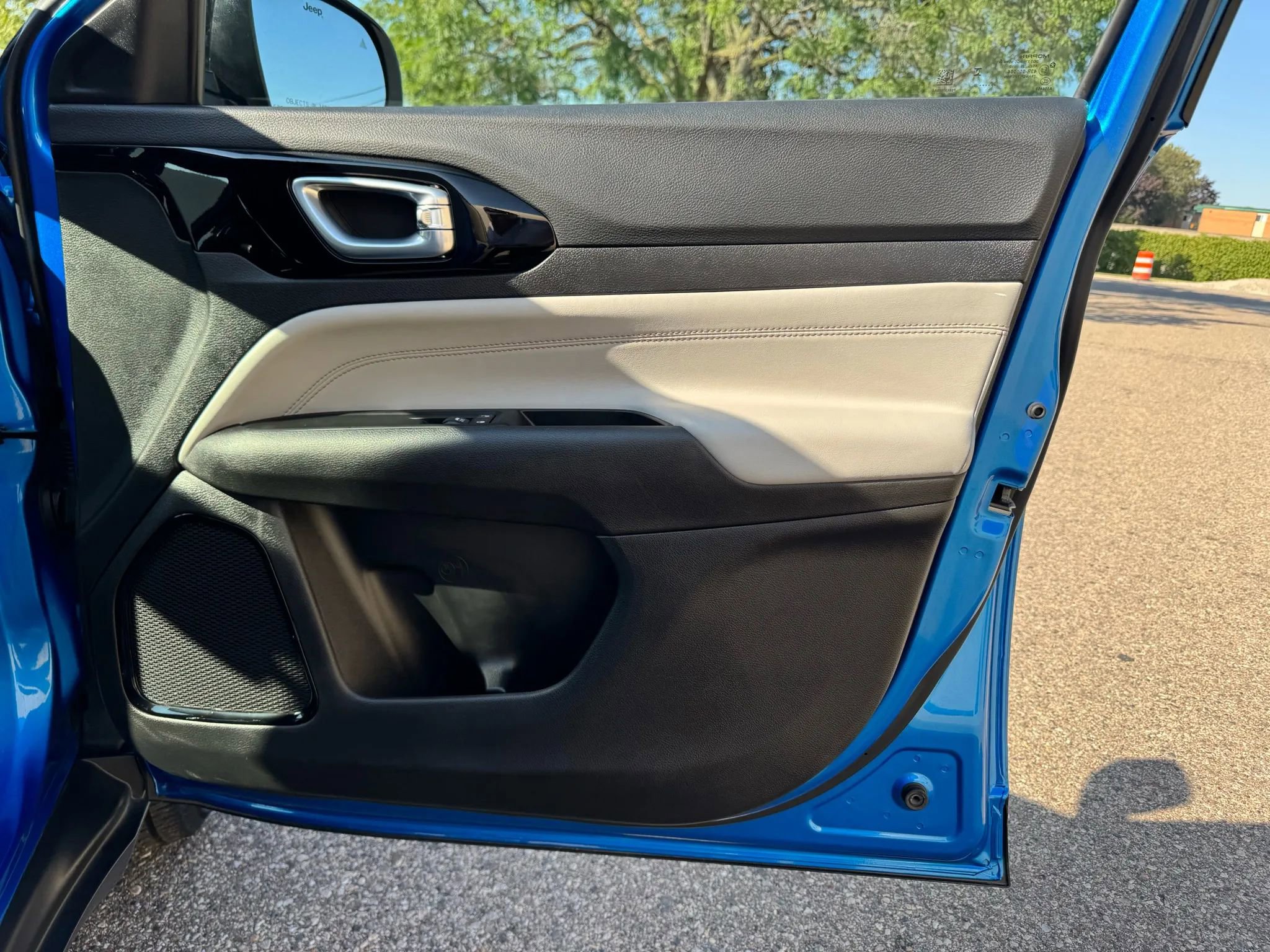 Used 2025 Jeep Compass Limited image 28