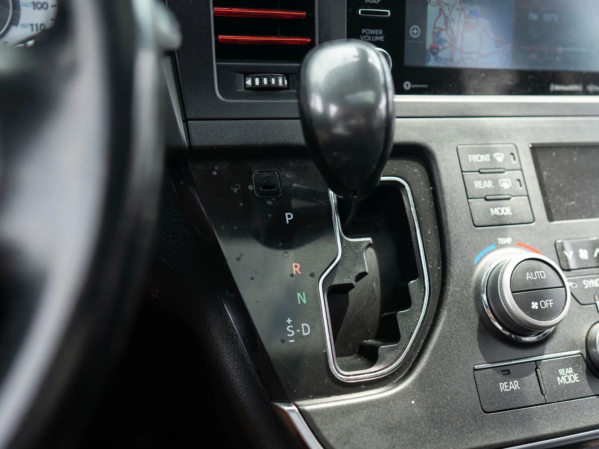 Used 2018 Toyota Sienna SE image 31