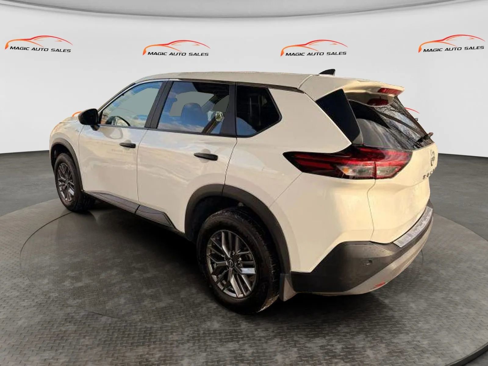Used 2023 Nissan Rogue S AWD/4WD image 11