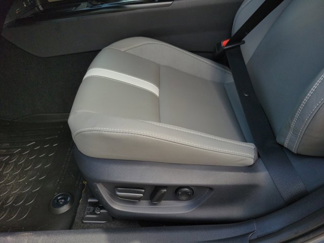 Used 2025 Toyota Camry SE image 6