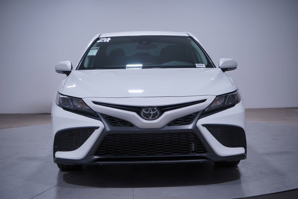 Used 2024 Toyota Camry SE image 4