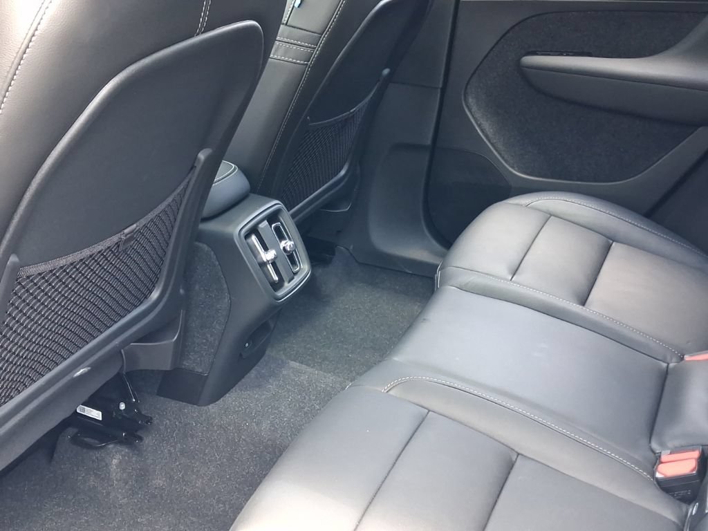 Certified 2024 Volvo XC40 B5 Plus AWD/4WD image 15