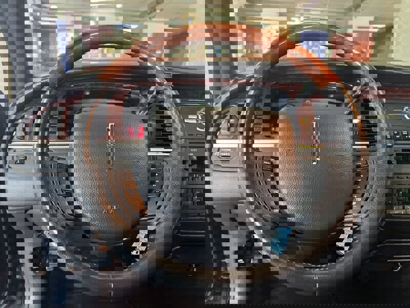 Used 2009 Lincoln Town Car Signature Limited image 13