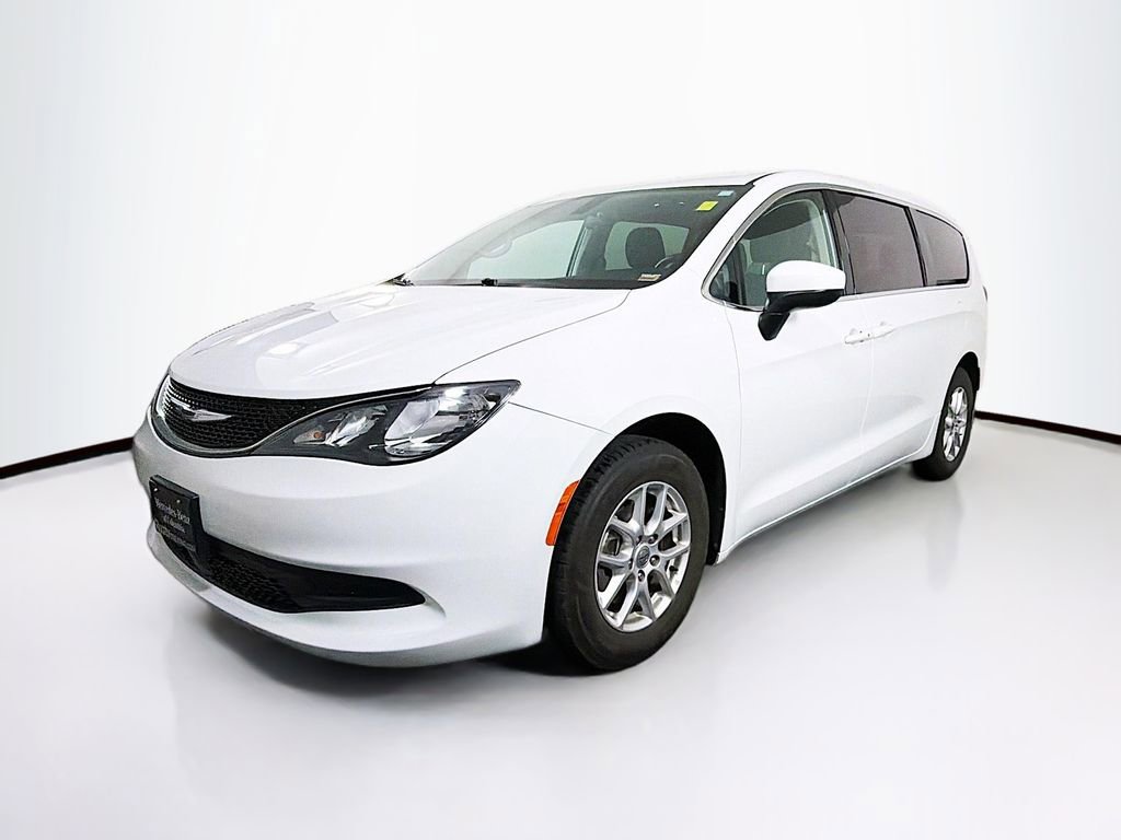 Used 2021 Chrysler Voyager LX image 3