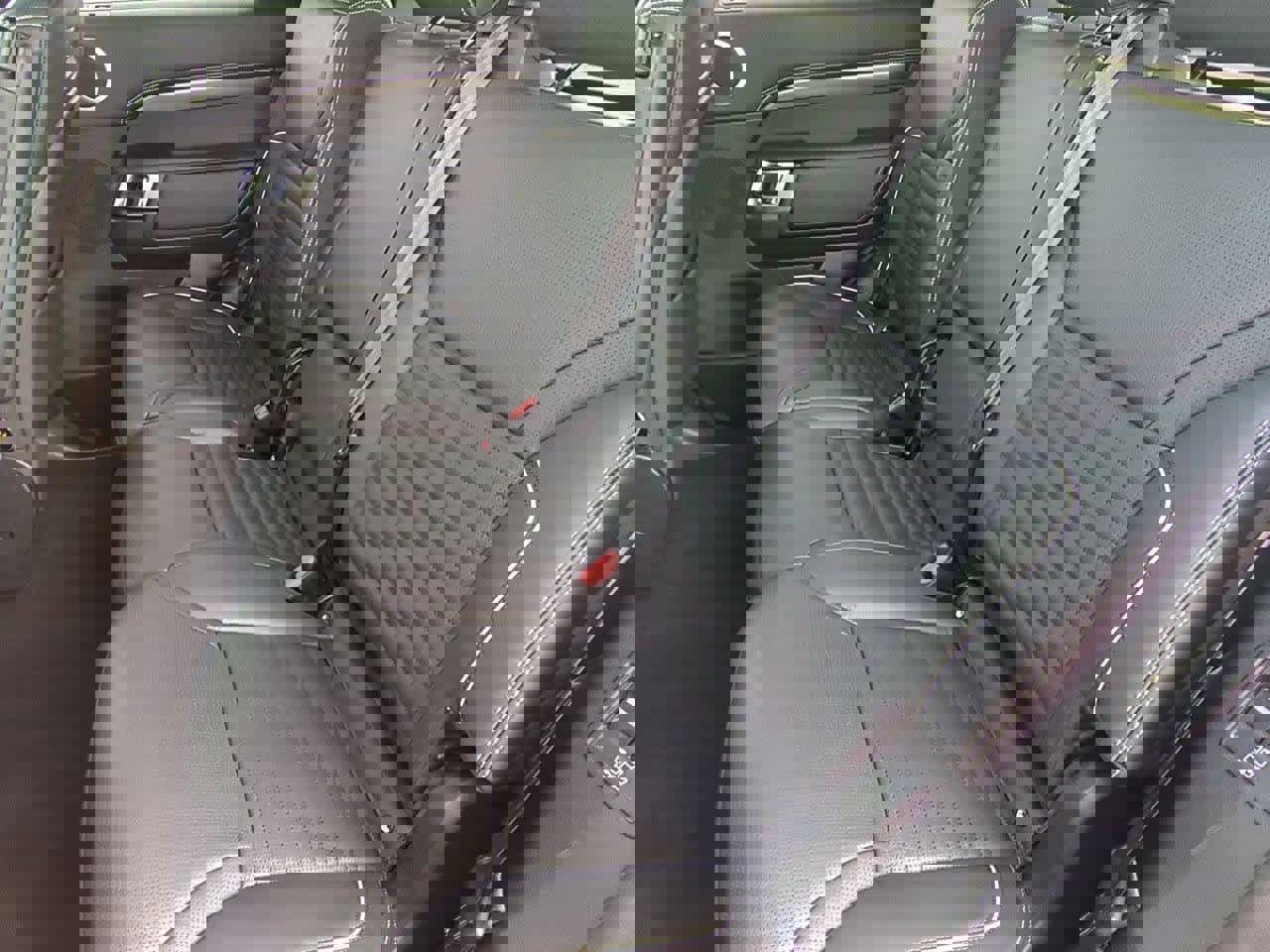 Used 2024 Land Rover Discovery Metropolitan Edition image 19