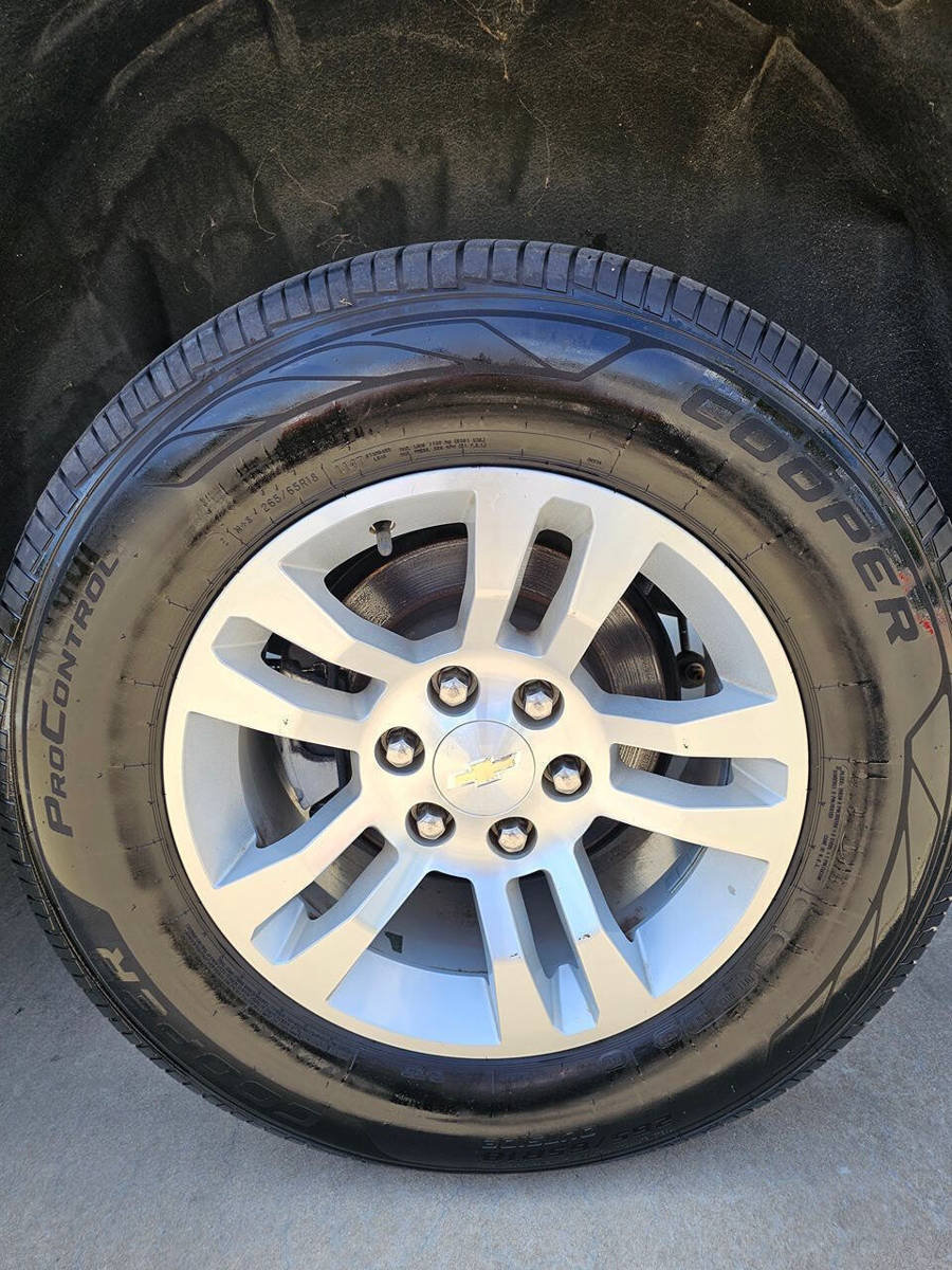 Used 2016 Chevrolet Suburban LS RWD image 9