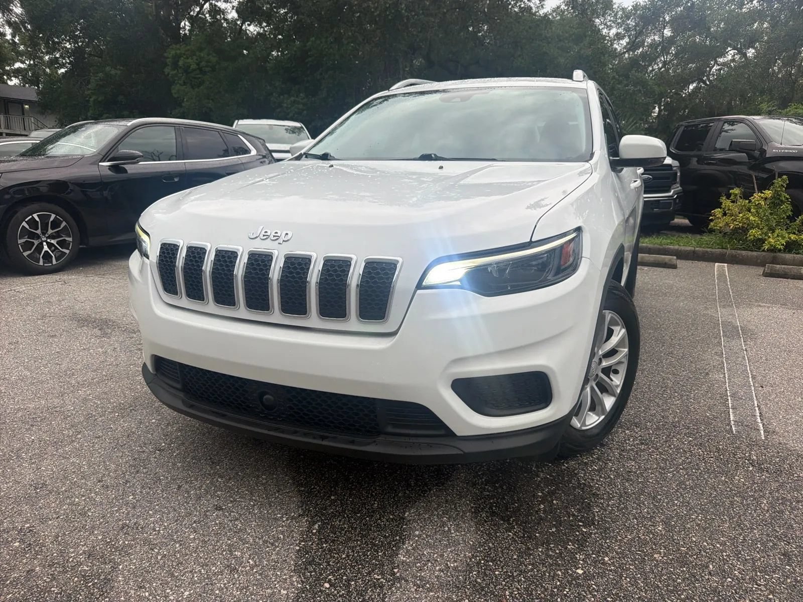 Used 2021 Jeep Cherokee Latitude FWD image 3