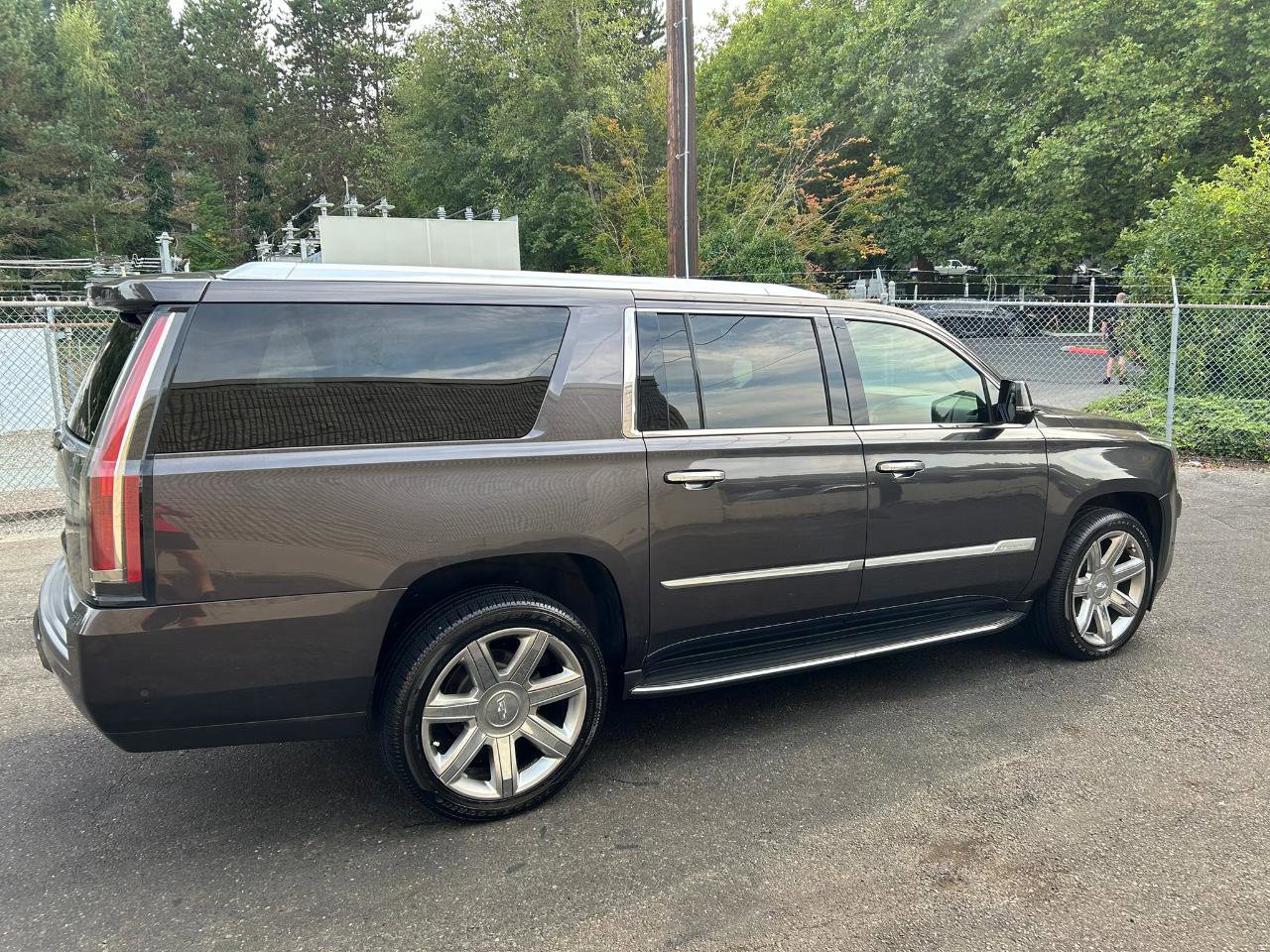 Used 2018 Cadillac Escalade ESV Luxury AWD/4WD image 4