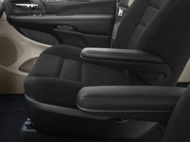 Used 2017 Dodge Grand Caravan SXT FWD image 18