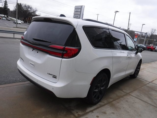 New 2026 Chrysler Pacifica Limited image 7