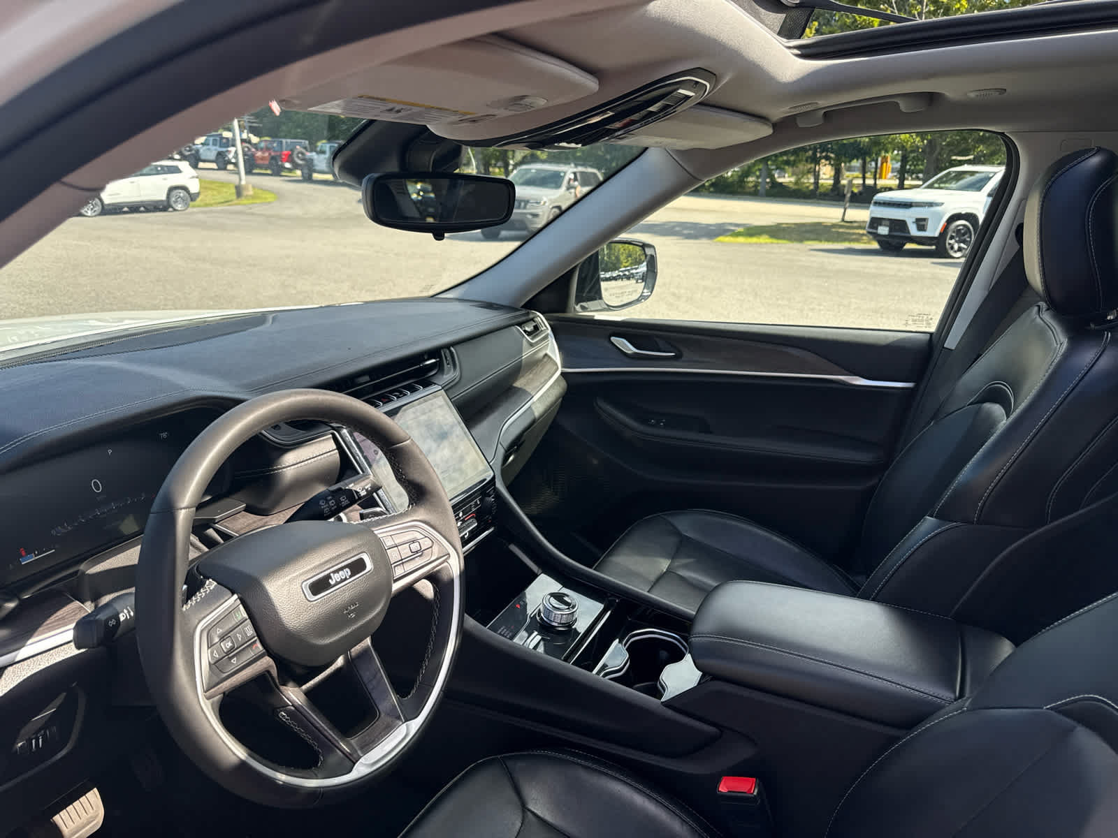 Used 2023 Jeep Grand Cherokee L Limited AWD/4WD image 13