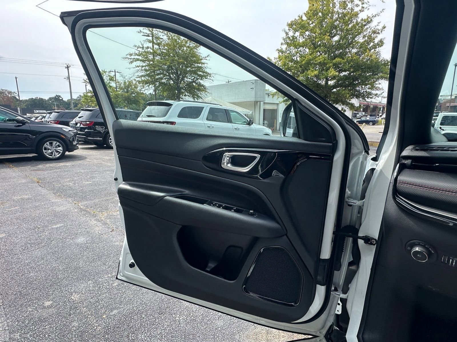 Used 2025 Jeep Compass Trailhawk image 20