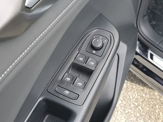 New 2026 Volkswagen Taos SE FWD image 9