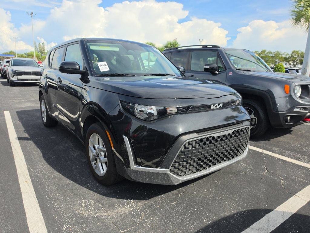 Certified 2025 Kia Soul LX w/ LX Technology Package FWD image 3
