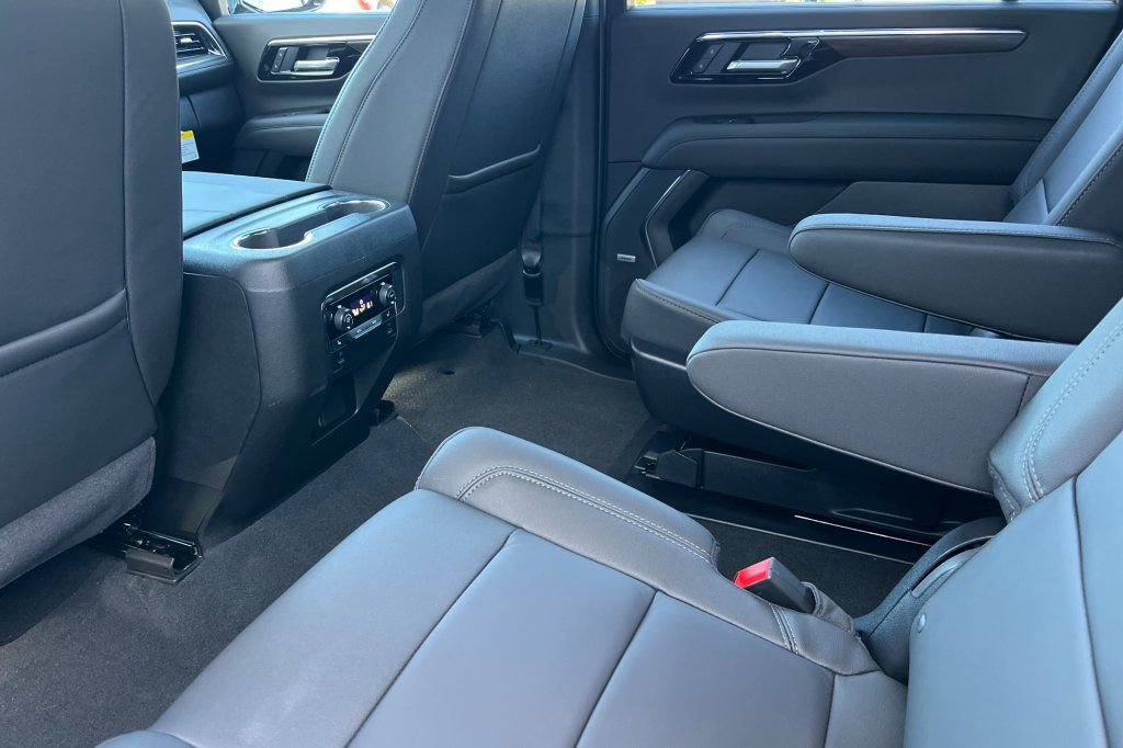 New 2026 Chevrolet Suburban Z71 w/ Comfort Package AWD/4WD image 9
