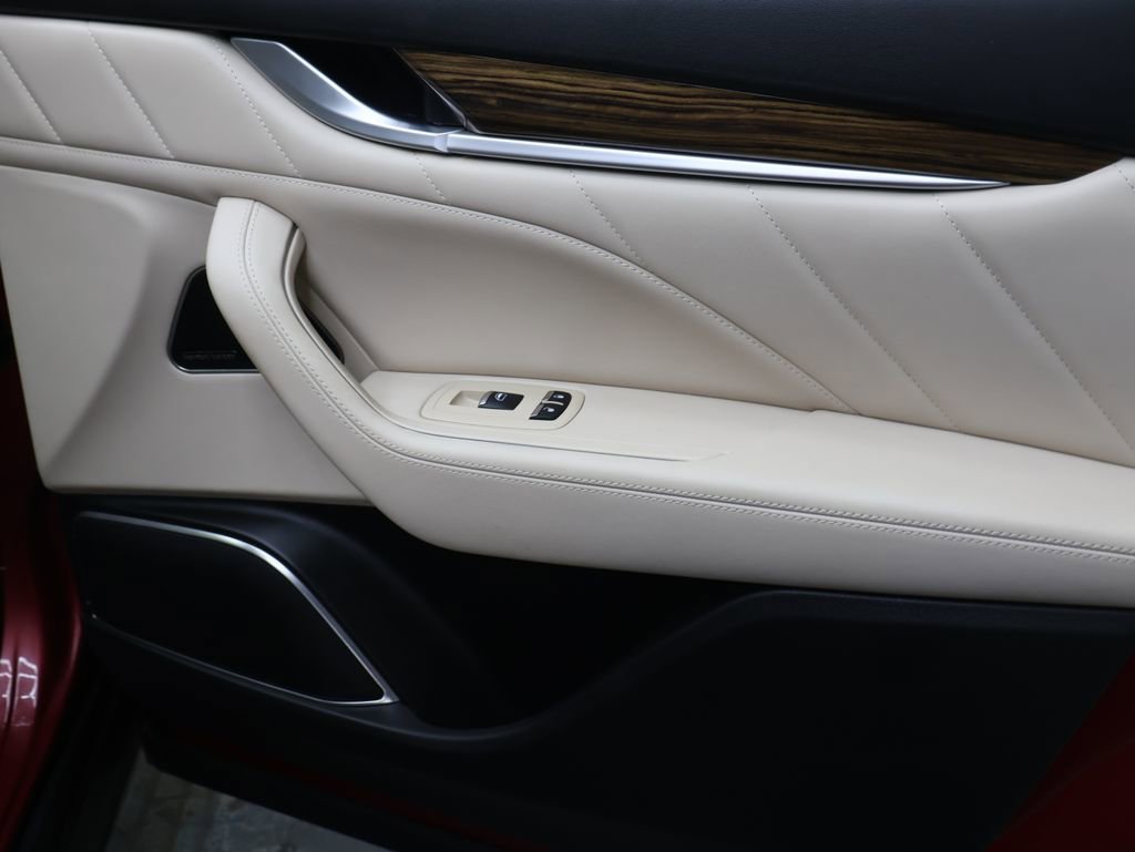 Used 2020 Maserati Levante GranLusso image 12