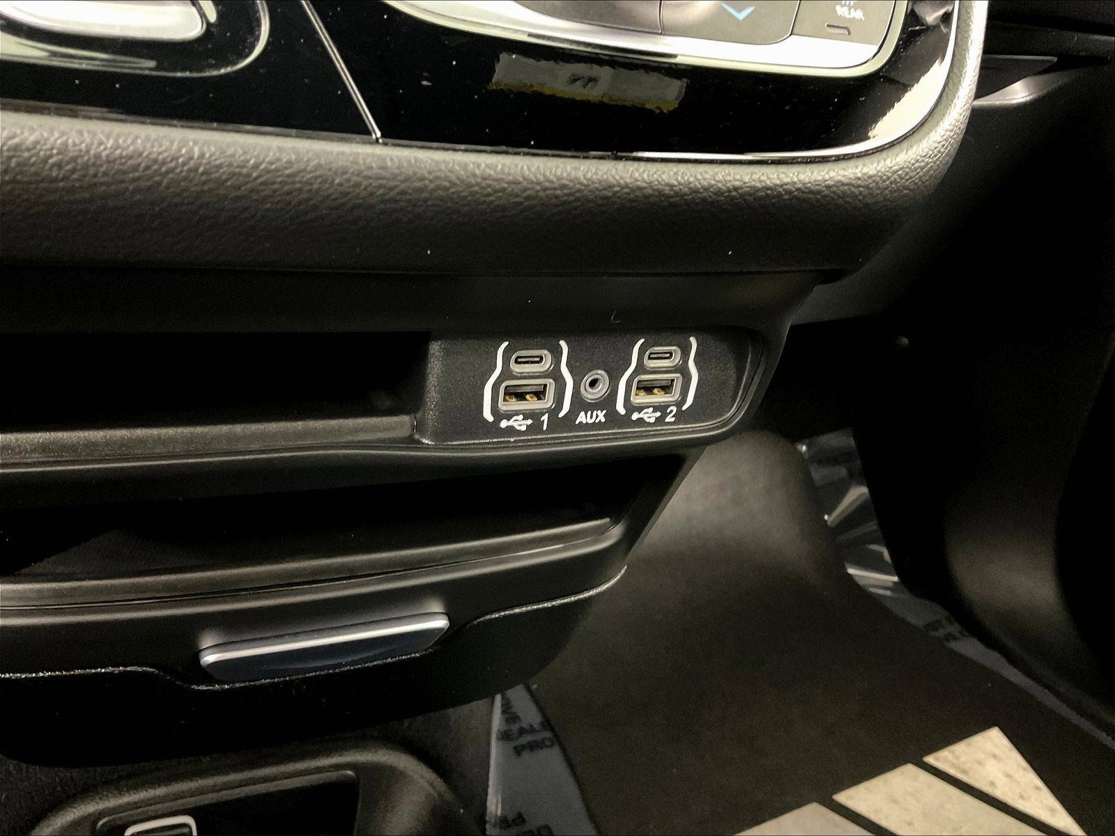 Used 2025 Chrysler Pacifica Select FWD image 15