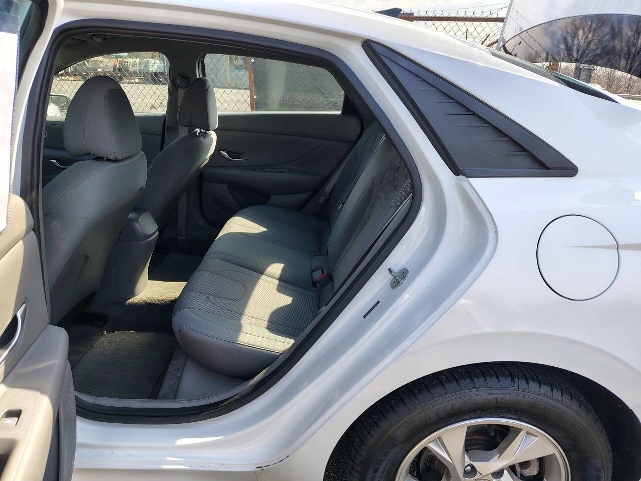 Used 2021 Hyundai Elantra SE image 9