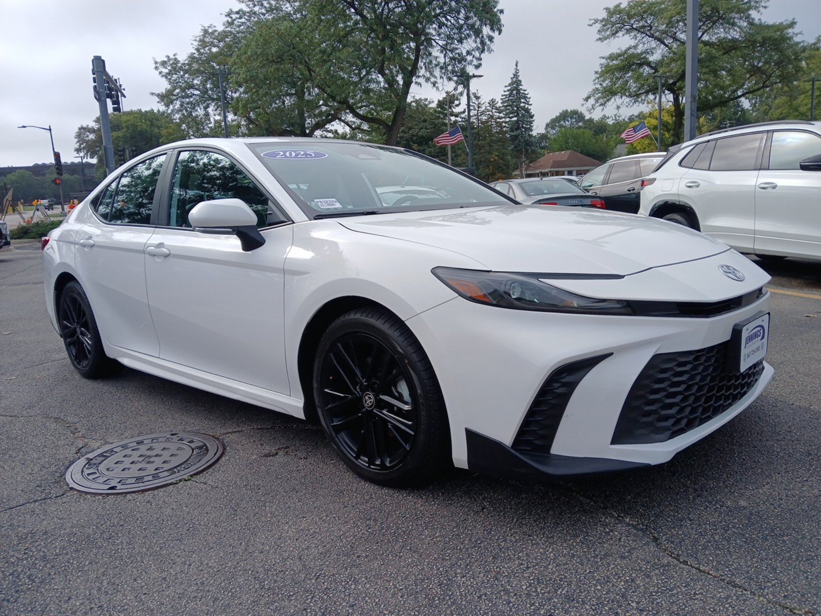 Used 2025 Toyota Camry SE FWD image 2