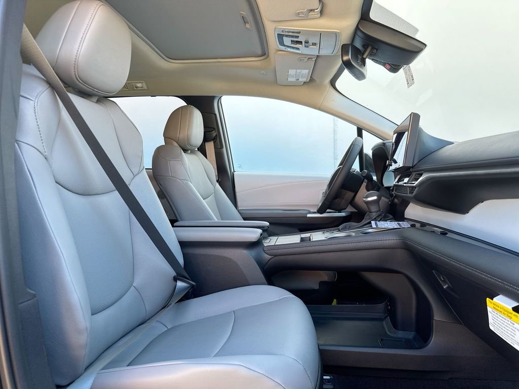 Used 2025 Toyota Sienna XLE FWD image 32