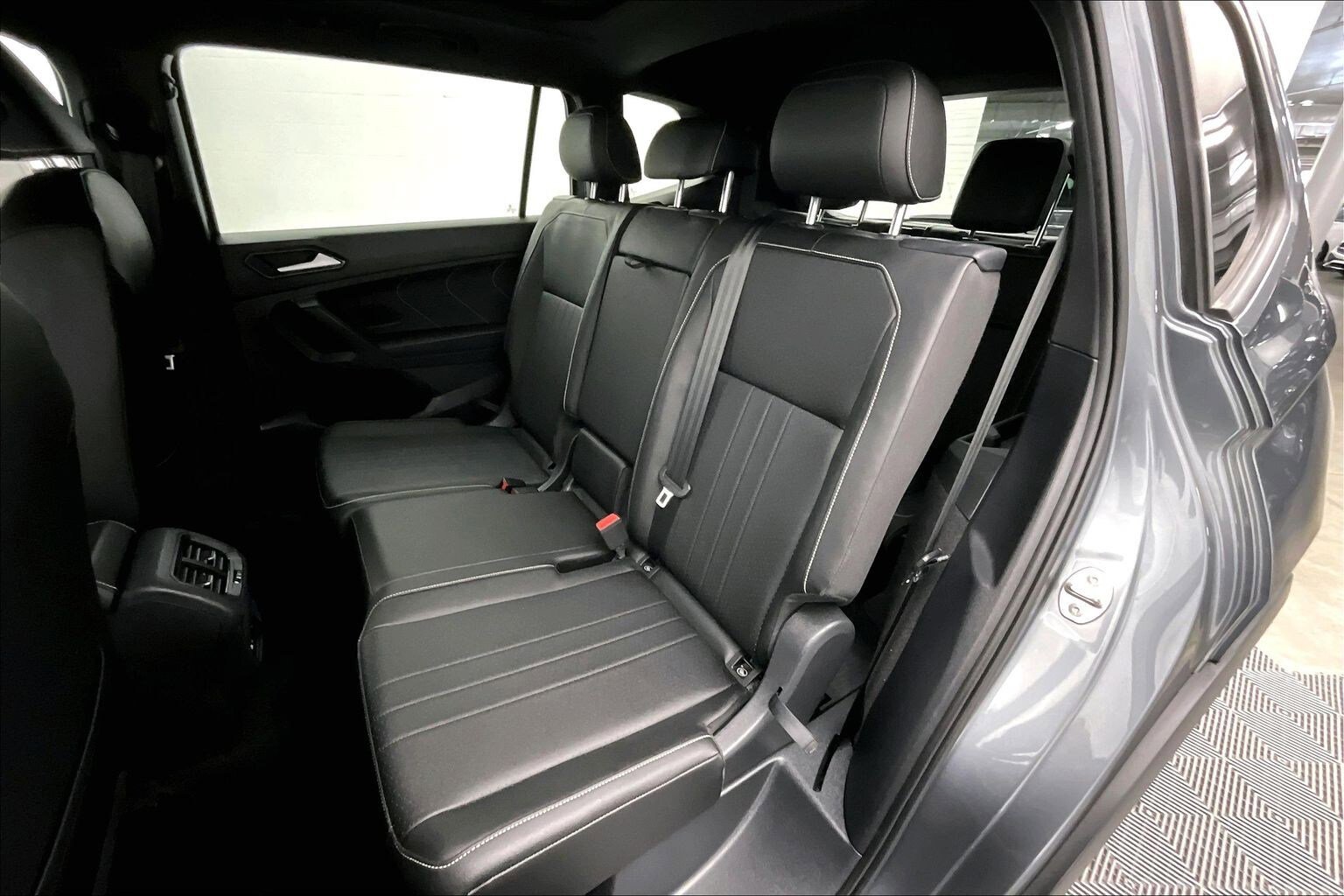 Used 2022 Volkswagen Tiguan SE R-Line FWD image 18